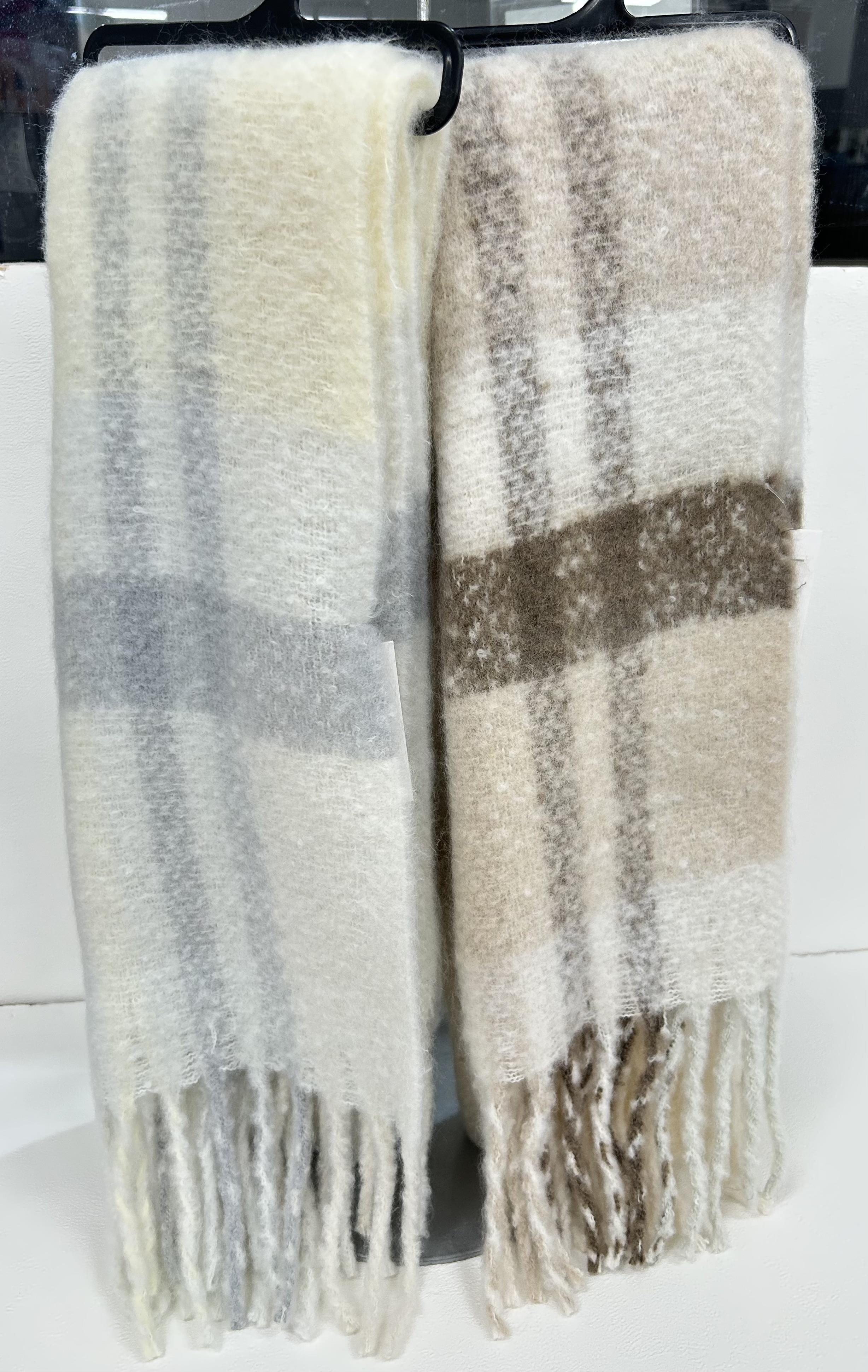 柔らかな素材がふわりと寄り添うマフラーが入荷しました♡♡